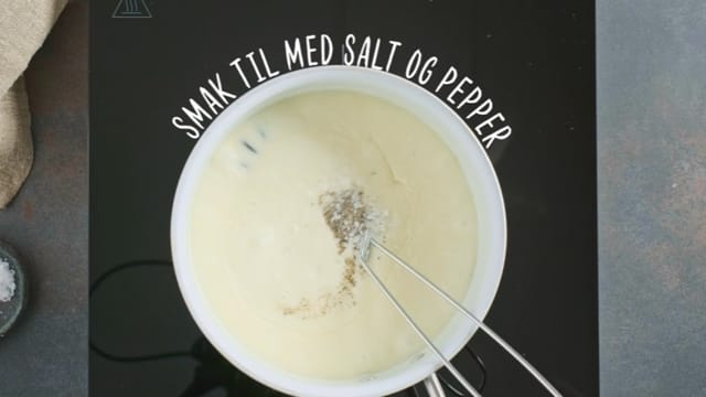 Smak til med salt, pepper og revet muskat. La sausen småkoke i ca 10 minutter for å fjerne litt av "råsmaken" fra melet.
