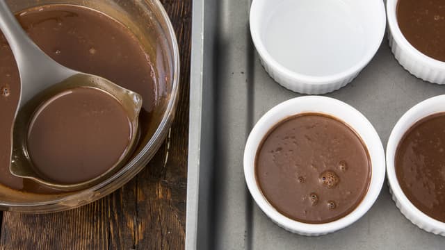 Ha fondantrøren i 6 godt smurte former. Du kan bruke porselensformer, eller muffinsformer. Fyll formene 2/3 fulle.