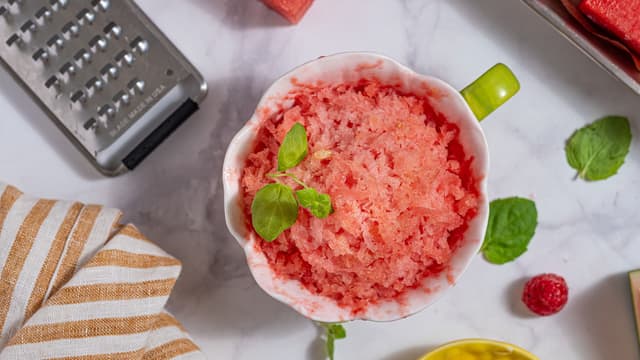 Svis litt limesaft over granitéen, og topp med mynte før servering. Du kan også ha på litt revet limezest.