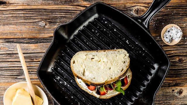 Legg de to siste osteskivene på. Topp med den andre skiven, kremosten ned, og klem lett sammen.