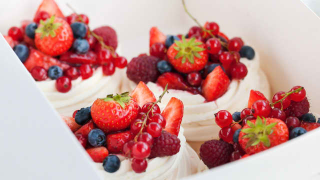 Ha på friske bær. Pavlovaen må pyntes rett før servering, eller så vil marengsen bli myk.