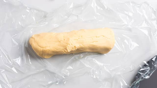 Form deigen til en pølse. Pakk den inn i plastfolie og la den hvile i kjøleskapet i 30 minutter.