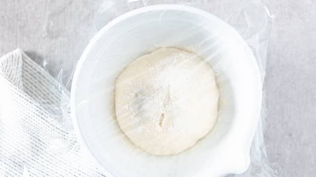 [Klikk her for oppskrift på italiensk pizzabunn](https://meny.no/oppskrifter/pizza/langtidshevet-pizzadeig/) Du kan også kjøpe pizzadeig ferdig.