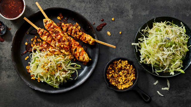 Kyllingsticks, ingefær og hvitløk med asiatisk kålsalat