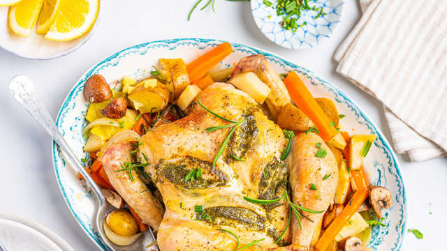 La alt stå i ovnen i ca. 40 minutter på 160 grader til grønnsakene er myke og kyllingen har fått en gyllenbrun farge med en kjernetemperatur på 68 grader. Ta over på fat og sett på bordet.