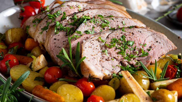 Server med fløtesaus eller sjysaus.