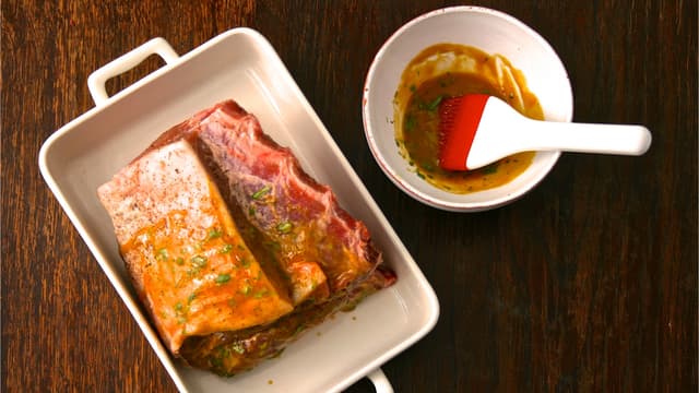 **Tilbered svinekammen:** Skjær av svoren og legg svinekammen i en ildfast form. Pepre godt over det hele, bruk salt om ønskelig.