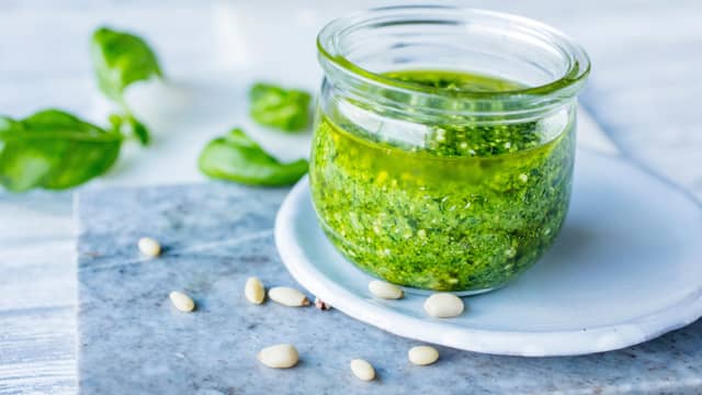 **Pesto:** Bland basilikum, pinjekjerner, parmesan, olivenolje, salt og pepper i en bolle med en stavmikser. Smak til med litt sitronsaft.