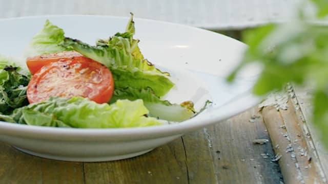 Grillet hjertesalat med tomat