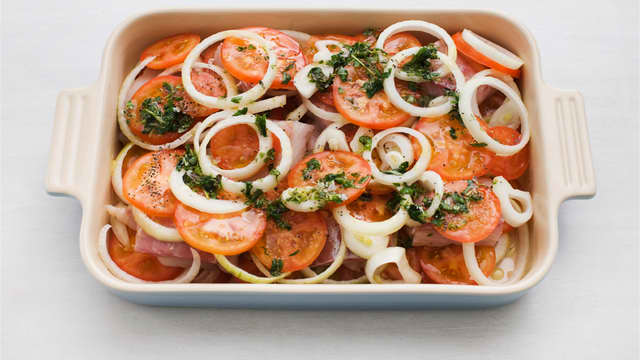 Hakk urtene og bland med fiskekraft og olivenolje. Krydre med salt og pepper, hell i formen. Stek i ovnen på 200 grader i ca. 20. min.