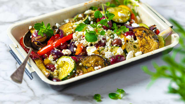 Ta ut formen og smuldre over fetaost og granateple før servering.