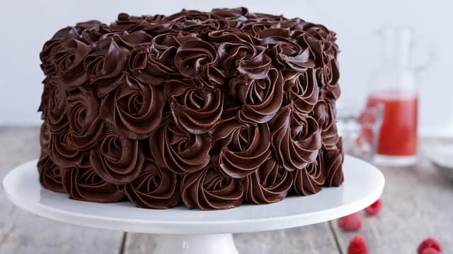 Kok opp 170 gram sukker og vann til 121 grader. Mens dette koker pisker du eggehvitene og 20 gram sukker til stiv marengs.