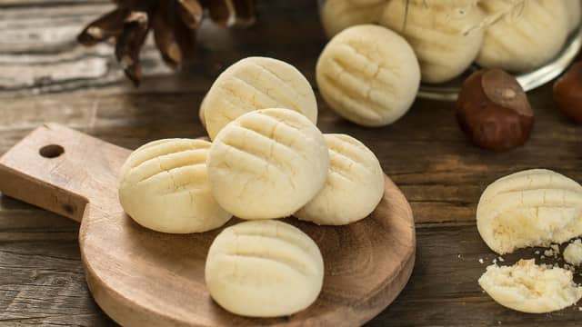 **Stek kakene midt i ovnen på 180 grader i ca. 10 minutter.** Sandnøttene skal fortsatt være lyse når de er ferdige. Avkjøl på platen og oppbevar julekakene i en tett boks.