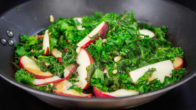 **Tilbehør:** Riv grønnkålbladene av stilken. Skjær bladene i strimler, og del eplene i båter. Fres grønnkål og epler i olivenolje i ca. 2 minutter.