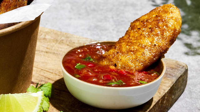 Server sprø kylling med hjemmelaget salsa, guacamole, og varme nachochips. Limebåter og frisk koriander passer også perfekt til!