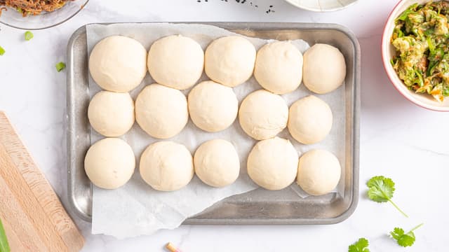 **Steam buns:** Når deigen er ferdig hevet, deler du den i 14-16 like emner. Rull emnene til små boller.