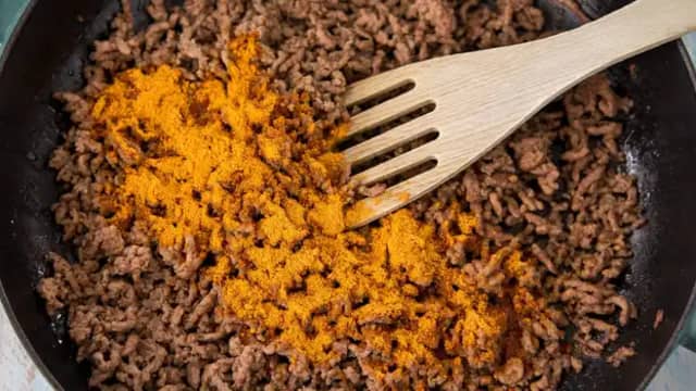 Brun kjøttdeig og finhakket løk i olje i en stekepanne. Tilsett paprikapulver, kanel, hvitløkpulver og spisskummen. Bland godt sammen og smak til med salt og pepper.