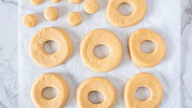 Dekk til donutsene med plastfolie og la dem etterheve i ca 20 minutter.