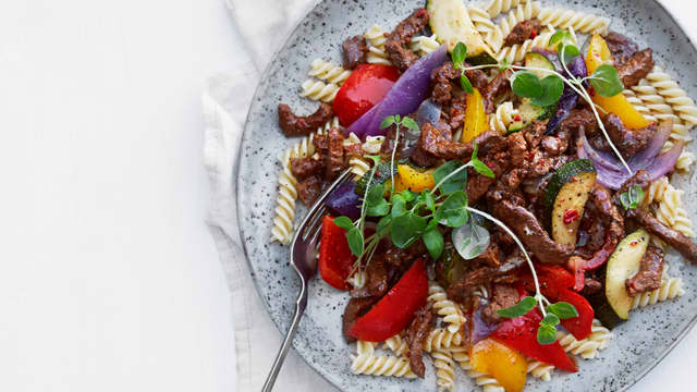 Spicy biffsnadder med fargerike grønnsaker