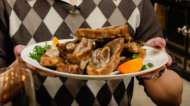 Pinnebog med rødkålsalat og dampet mandelpotet