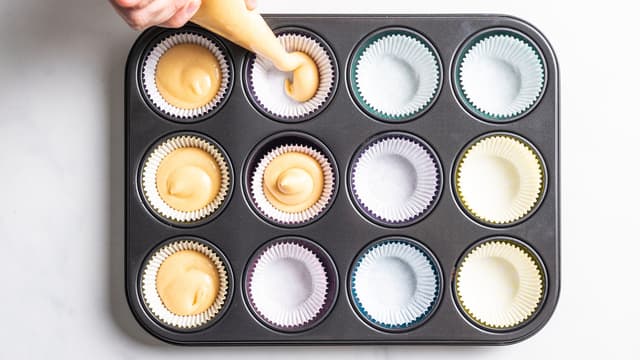 **Stekes midt i ovnen på 180 grader i 12-15 minutter** til muffinsene er gylne og gjennomstekte.