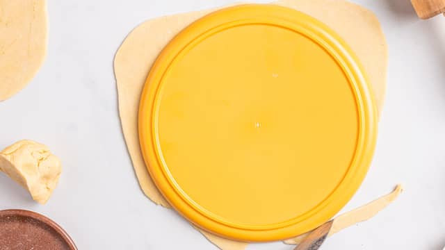 **Empanadas:** Del deigen i 8 biter. Kjevle ut deigemnene til 8 flate sirkler. Bruk en tallerken til å skjære rundt slik at du får helt runde sirkler.