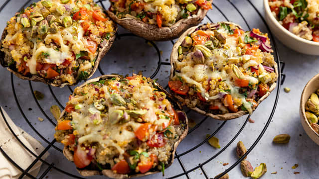 **Stekes på 200 grader i 15–20 minutter** i en ildfast form til soppen er gjennomstekt og osten har smeltet.