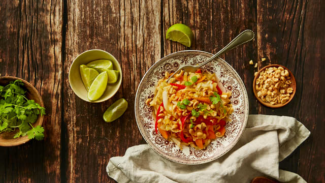 Pad Thai med ”nudler” av kål