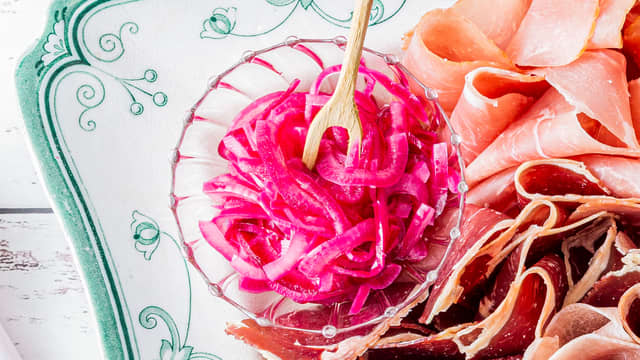 Skjær løken i tynne skiver eller ringer. Bland limesaft og sukker, rør til sukkeret har løst seg opp. Hell laken over løken og la det stå kjølig i ca. 30 minutter.