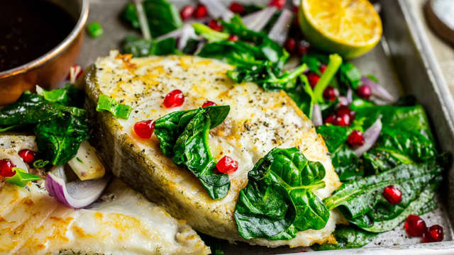 Del limen i to, og stek til limen er gyllen på snittflaten. Server ved siden av retten, slik at hver og en kan presse limesaft over retten ved servering.