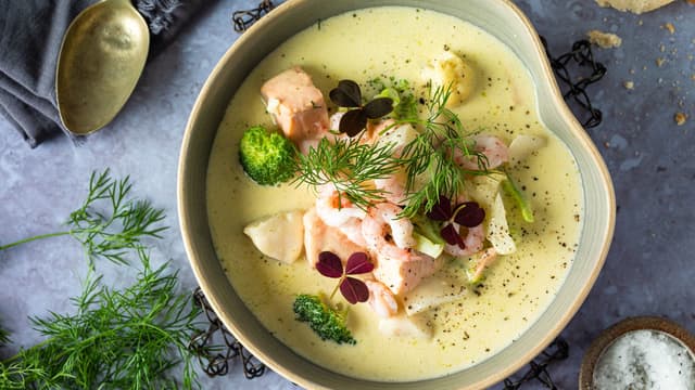 Topp gjerne suppen med pillede reker og frisk dill like før servering og server godt brød ved siden av.