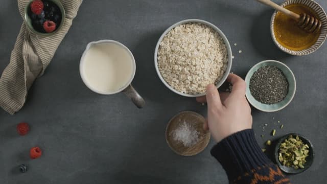 Bland sammen havregryn, melk og en klype salt i et passende glass eller lignende.