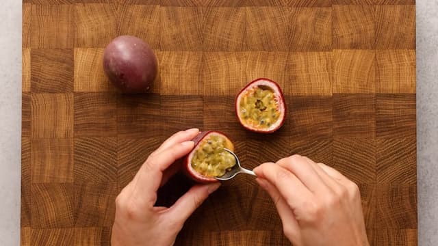 Bland soyasaus, limesaft, skallet fra limen og innmaten fra pasjonsrukten i en bolle.