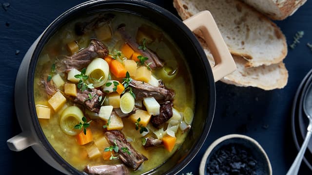 Ta kjøttet opp av gryten og sil kraften. Rens kjøttet fra bena.