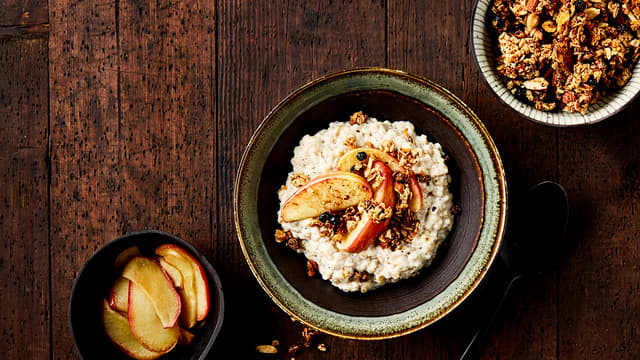 Bygg- og havregrøt med granola og stekte epleskiver