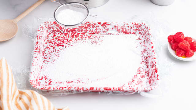 Dekk en form med plastfolie. Bland sammen melis og maizena dryss blandingen over formen med en sil.