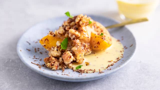Fersken med smuldredeig, nøtter og vaniljesaus