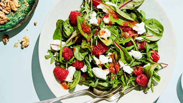 Salat med chèvre og bringebær-vinaigrette