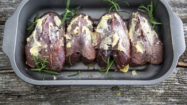 **Stek rypebrystene:** Smør rypebrystene inn med salt, pepper og smør. Ha noen rosmarinkvaster i formen. Stek i ovnen på 225 grader i 10 – 15 minutter.