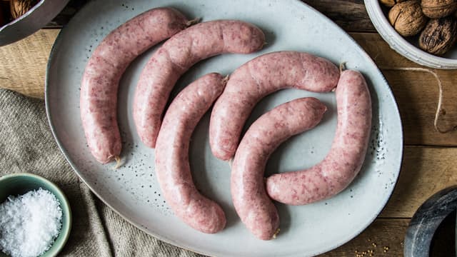 **Julepølse:** Slå en knute på enden av tarmen, og stapp farsen i svinetarmen. Bind opp pølsene med hyssing.