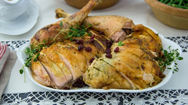 Til servering skjæres først lårstykkene av kalkunen. Deretter skjæres brystfiletene fra skroget og skjæres så i skiver før de legges på et serveringsfat sammen med lårene.