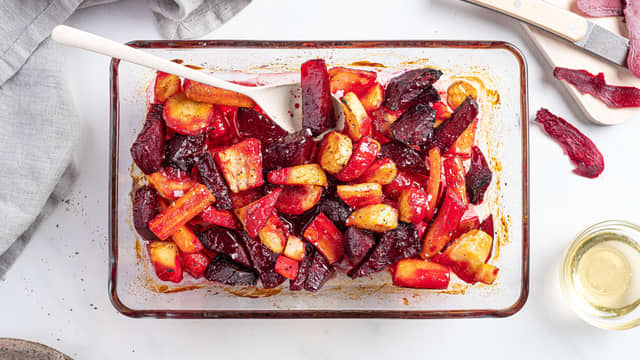 Legg grønnsakene i en ildfast form. Hell over litt olje og krydre med salt og pepper. Stekes i ovnen på 200 grader i ca. 30 minutter til grønnsakene er møre.