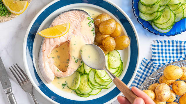 Vend inn persillen og smak til med sitronsaft, salt og pepper.