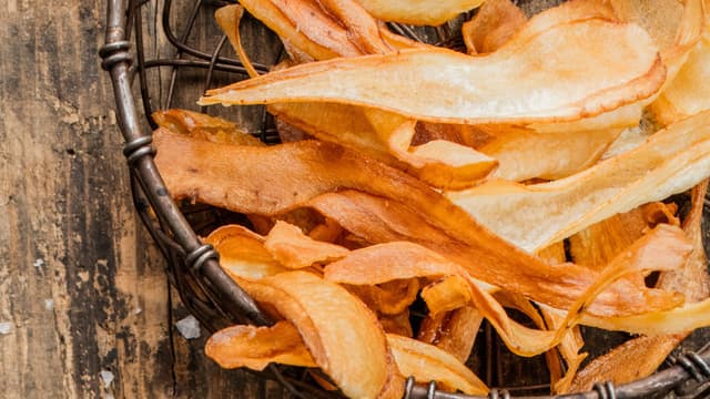 **Chips av skorsonnerot:** Vask skorsonerrot godt, her er det ofte mye jord. Lag tynne skiver med mandolin eller grønnsaksskreller. Varm olje til 150-160 grader og stek skorsonerrot sprø, kun noen få av gangen. Legg over på tørkepapir.