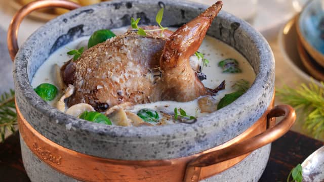 **Tilbehør:** Kok poteter og rosenkål møre i lettsaltet vann. Damp tørre før servering.