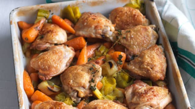 Ovnsbakt kylling med rotgrønnsaker og fløtesaus