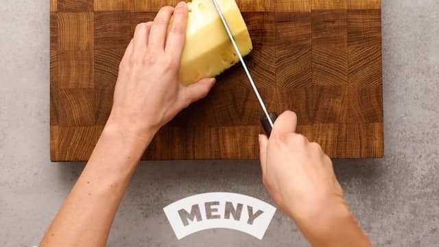 **Grillspyd:** Skjær opp indrefileten i passe store biter. Kutt opp ananasen i like store biter som kjøttet. Tre annenhver bit med kjøtt og ananas på grillspyd.