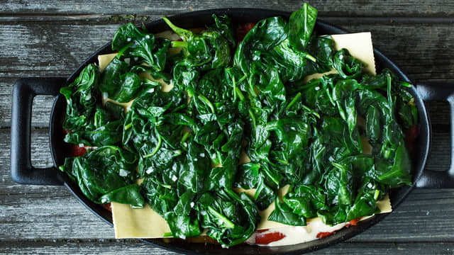 Legg på en ny pastaplate, spinat, cottage cheese-blanding og tomatsaus.