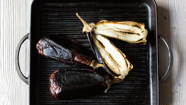 Del de grillede auberginene på langs og skrap ut alt kjøttet med en skje.