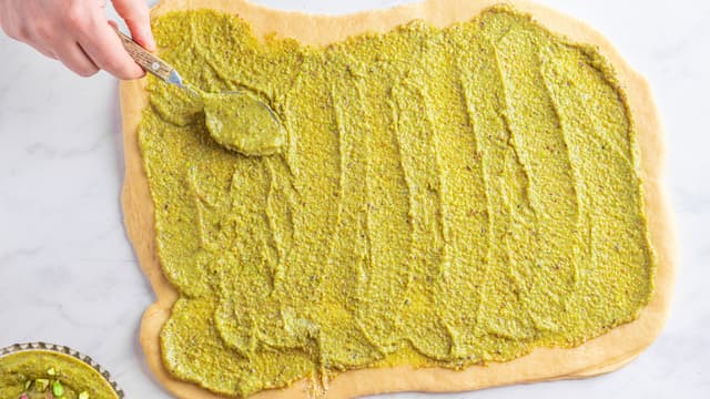 **Pistasjkrem:** Lag pistasjkremen ved å følge [denne oppskriften.](https://meny.no/oppskrifter/kaker/glasur/hjemmelaget-pistasjkrem/)